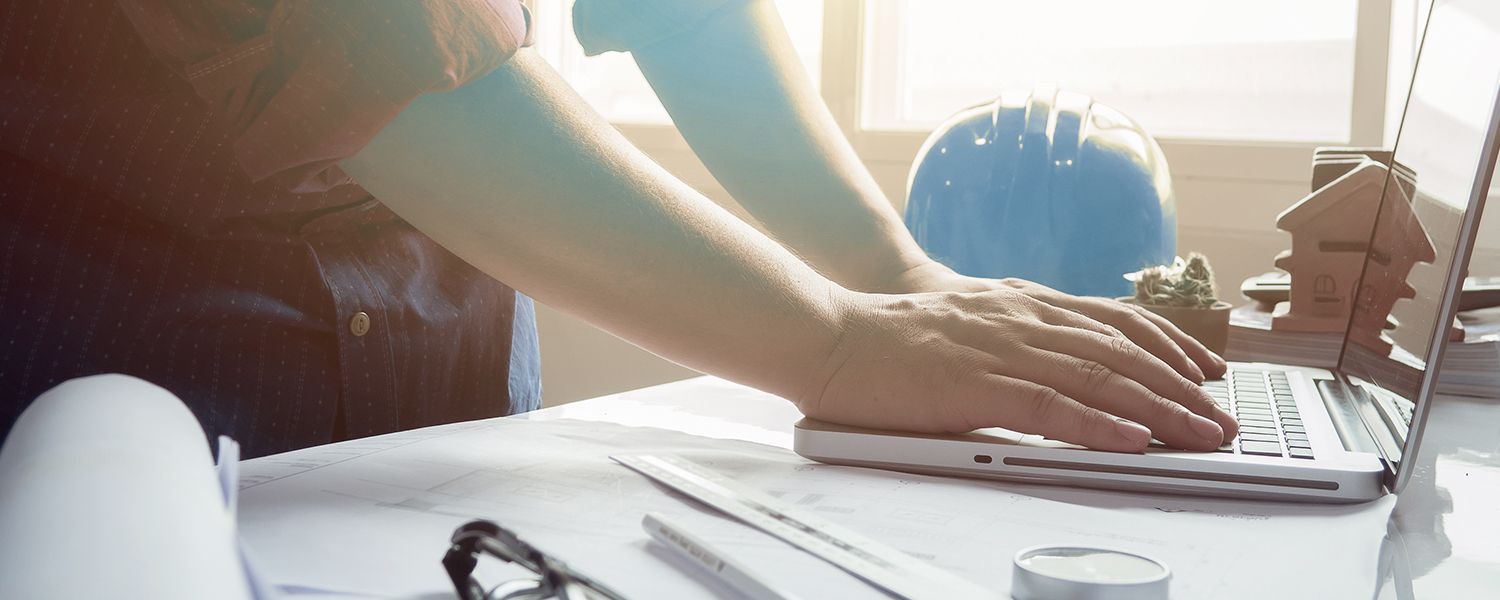 Contractors insurance: A woman typing on her laptop.